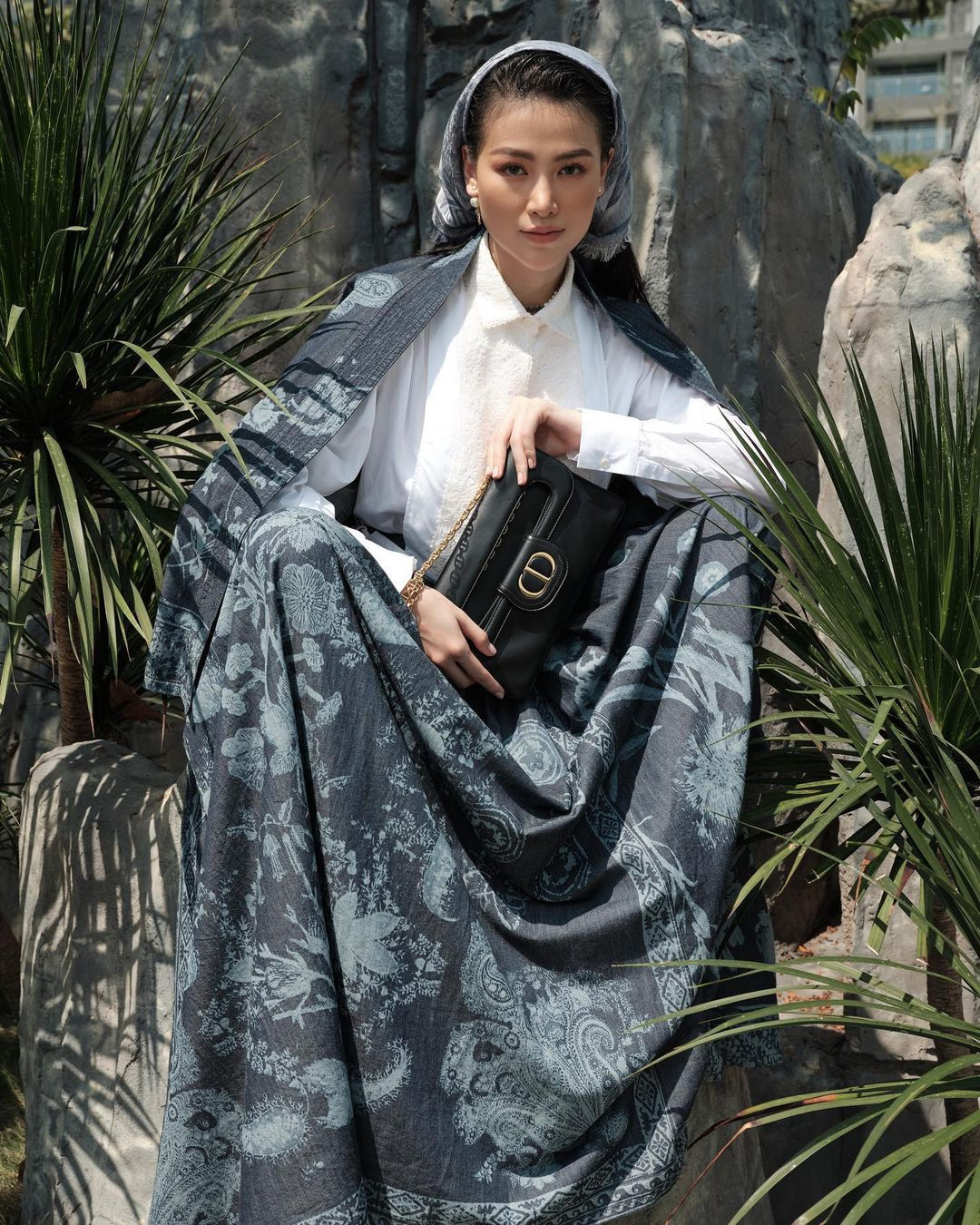 HOA HẬU TRÁI ĐẤT PHƯƠNG KHÁNH HOÁ CÔ GÁI ĐỒNG NỘI PHÁP VỚI TÚI DIORDOUBLE